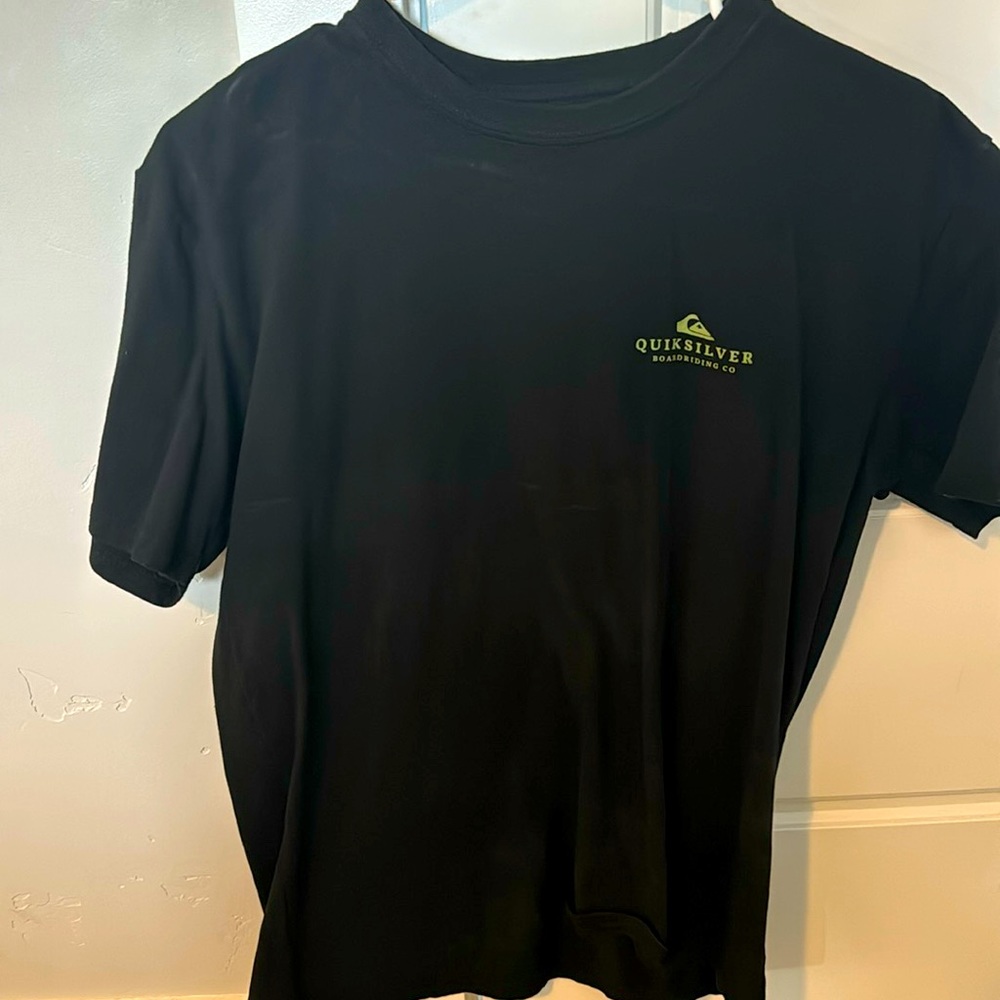 Mens Quicksilver tee shirt. Shirt is in good condition. Super soft shirt
